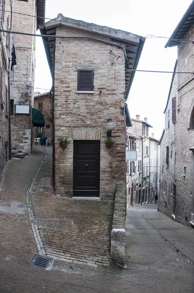 En liten gata i Urbino — Stockfoto