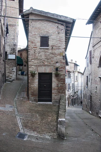 Eine kleine straße in urbino — Stockfoto