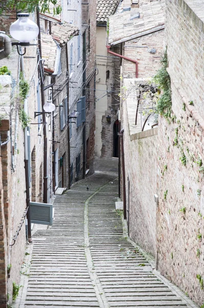 Eine kleine straße in urbino — Stockfoto