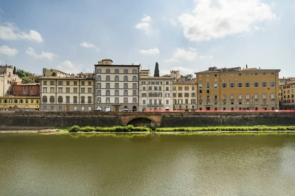 Vista panorámica del Lungarno en Florencia — Foto de Stock