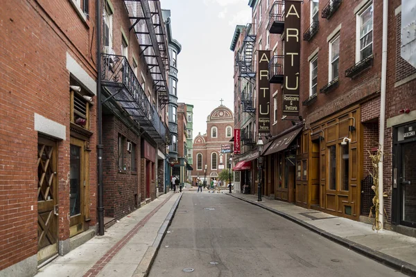 Narrow street in the North End of Boston, Massachusetts. — Stock Photo, Image
