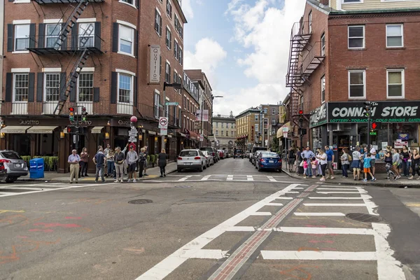 Rua estreita no North End de Boston, Massachusetts . — Fotografia de Stock