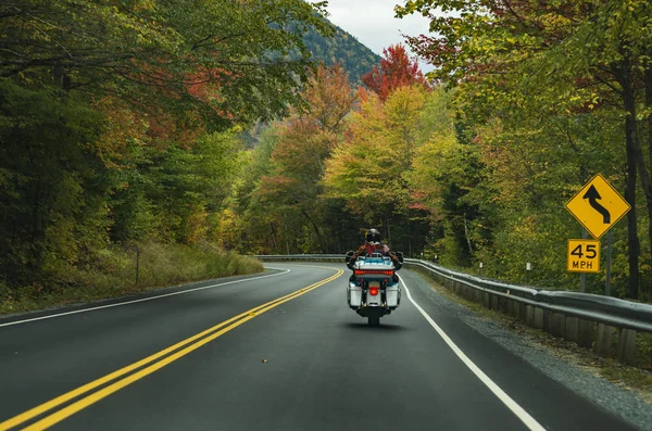 Motocicleta dirigindo na estrada nas montanhas brancas — Fotografia de Stock