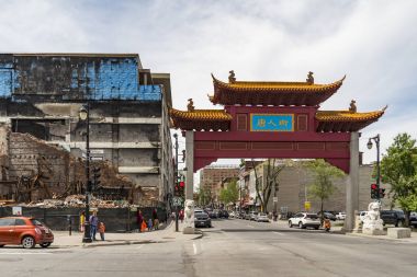 Montreal Çin Mahallesi girişinde Chinatown ağ geçidi