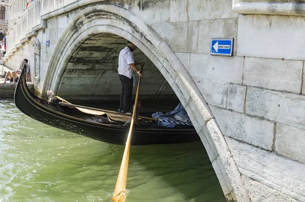 Un pont sur le canal avec une gondole flottante — Photo