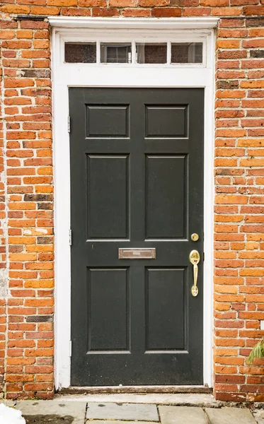 Porta de uma típica casa residencial da Nova Inglaterra — Fotografia de Stock