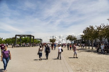 Kalabalık turist Montreal'de tarihi eski liman, çeşitli aktivitelerini