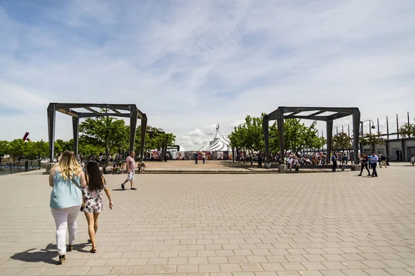 Tłum turystów, korzystających z różnych działań w historycznych starego portu w Montrealu — Zdjęcie stockowe