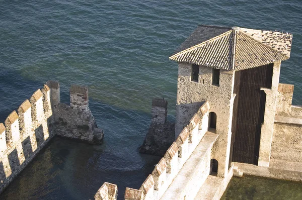 La fortificación en el lago de Garda, Lazise, Italia — Foto de Stock