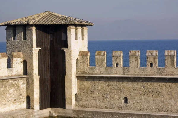 La fortificación en el lago de Garda, Lazise, Italia — Foto de Stock