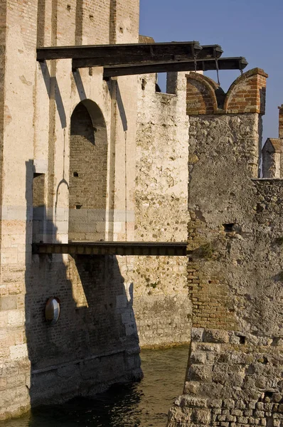 La fortificación en el lago de Garda, Lazise, Italia — Foto de Stock