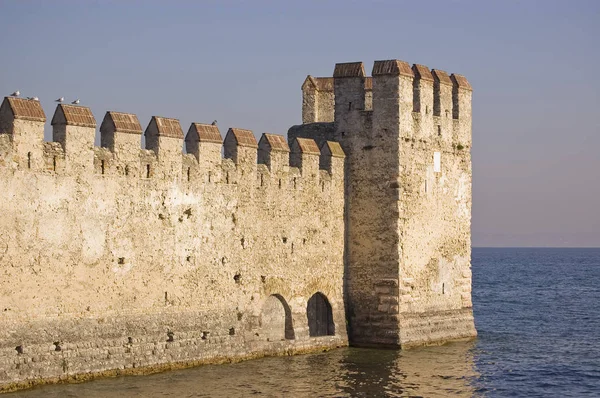 Fortyfikacja nad jeziorem Garda, Lazise, Włochy — Zdjęcie stockowe