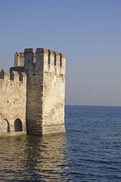 Fortyfikacja nad jeziorem Garda, Lazise, Włochy — Zdjęcie stockowe