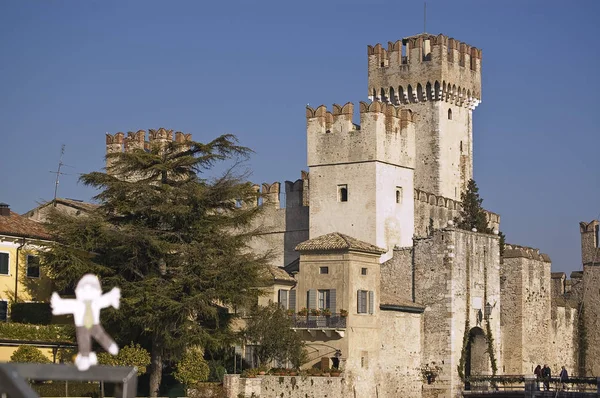 Fortyfikacja nad jeziorem Garda, Lazise, Włochy — Zdjęcie stockowe