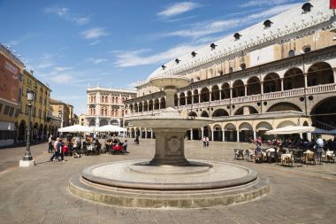 Padua 'daki Palazzo della Ragione Sarayı..