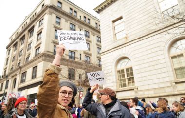 Ulusal okul grev öğrenci protestocu işaret tutan.