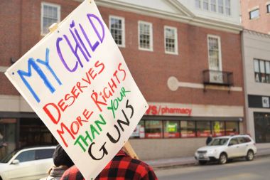 Ulusal okul grev öğrenci protestocu işaret tutan.