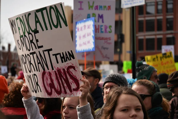 Nationale School staking Student demonstrant houdt van teken. — Stockfoto