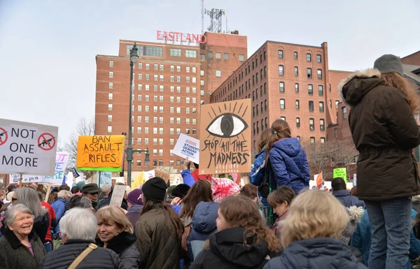 Nationale School staking Student demonstrant houdt van teken. — Stockfoto