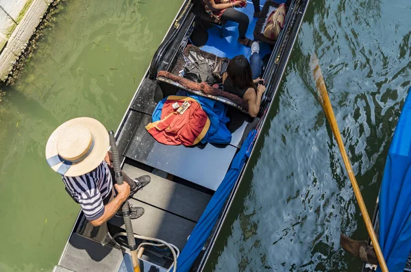 Красивый вид на канал с плавающей гондолой — стоковое фото