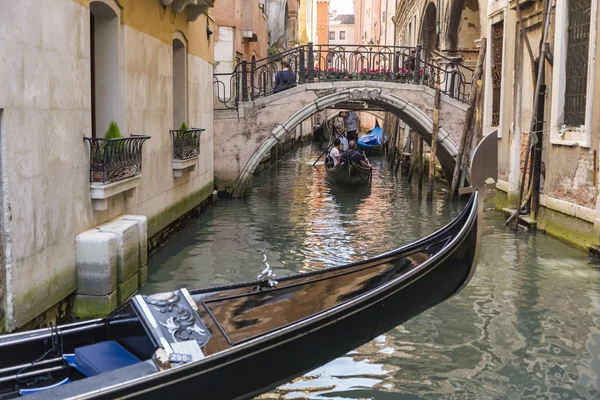 Belle vue sur le canal avec une gondole flottante — Photo