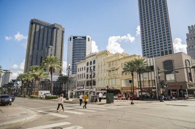 Buildiong ve New Orleans Canal Caddesi 'ndeki insanlar.