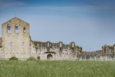 Venosa 'daki Kutsal Üçlü Manastırı. Tamamlanmamış kilise manzarası. Basilicata Bölgesi, İtalya