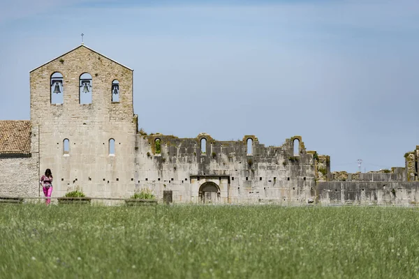 Abadía de la Santísima Trinidad en Venosa. Vista de la iglesia inacabada. Basilicata, Italia — Foto de Stock