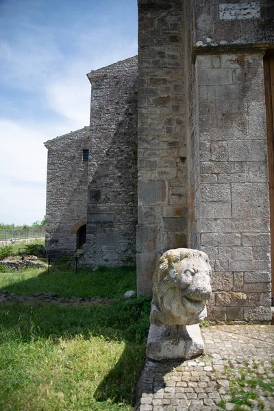 Venosa, die Ruinen einer mittelalterlichen Kathedrale blieben unvollendet, in der Basilikata-Region. — Stockfoto