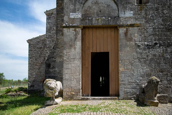 Venosa, die Ruinen einer mittelalterlichen Kathedrale blieben unvollendet, in der Basilikata-Region. — Stockfoto