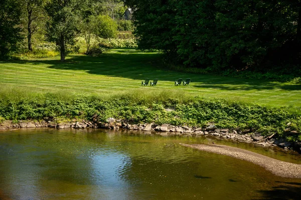 Barevná krajina odrážející se v říčce ve Stowe ve Vermontu — Stock fotografie