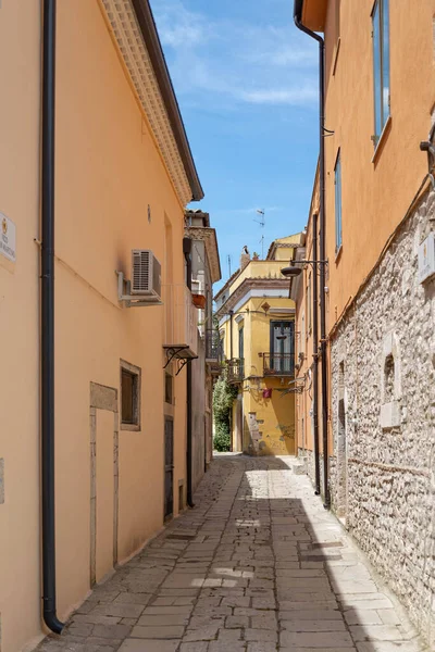 Venosa İtalya 'da bir ortaçağ kasabasının eski evleri arasında dar bir sokak. — Stok fotoğraf