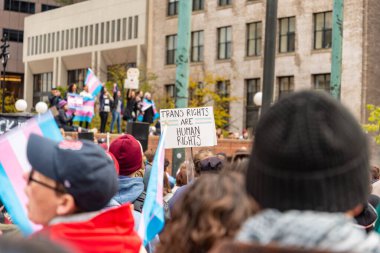 Boston Yaşam Yürüyüşü siyasi mitinginde barış için yürüyüş yapan protestocu gururlu gökkuşağı bayrağı.