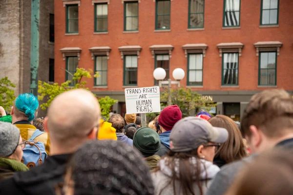 私たちの生活のためのボストン3月の平和の誇り虹の旗のために行進抗議者政治集会. — ストック写真