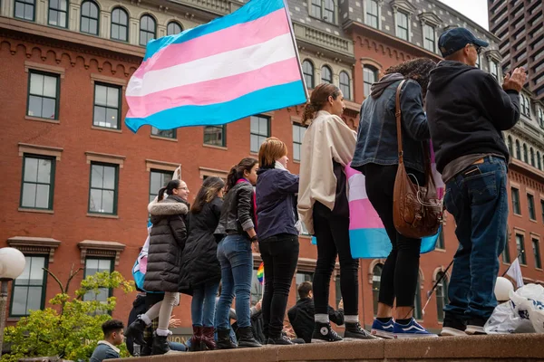 Demonstrant marcheert voor een vrede trots regenboog vlag op de Boston March for Our Lives politieke rally. — Stockfoto