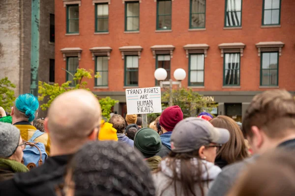 Demonstrant marcheert voor een vrede trots regenboog vlag op de Boston March for Our Lives politieke rally. — Stockfoto