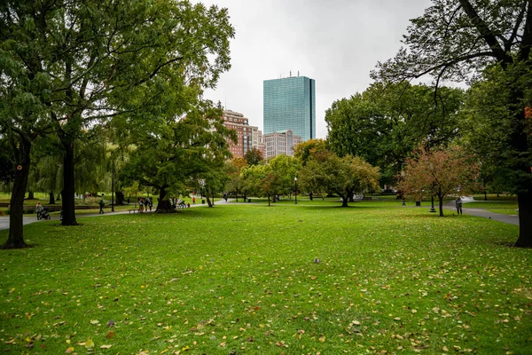 Boston Common 'da. Boston Common, ABD 'deki en eski şehir parkıdır.. — Stok fotoğraf