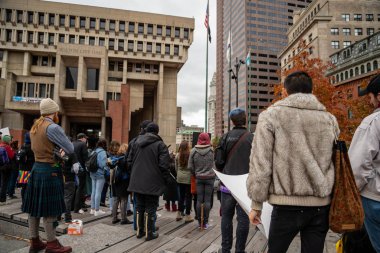 Boston Yaşam Yürüyüşü siyasi mitinginde barış için yürüyüş yapan protestocu gururlu gökkuşağı bayrağı.