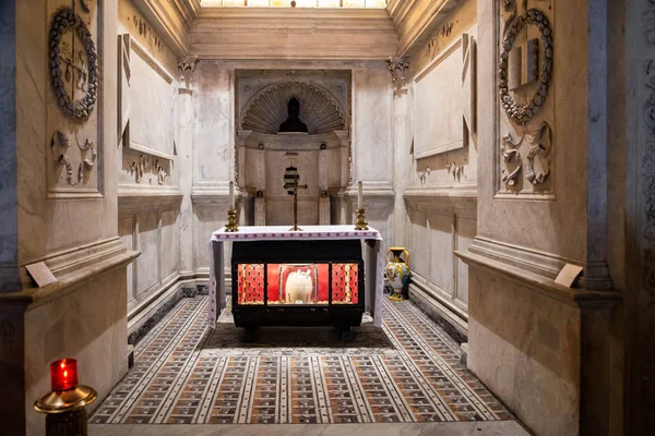 De San Gennaro bederft in de Duomo crypte in Napels, Italië — Stockfoto