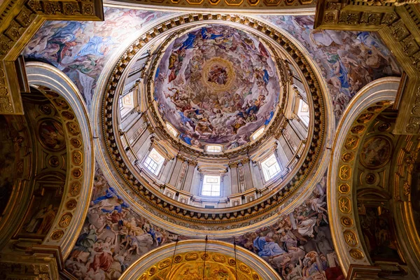 Εσωτερική λεπτομέρεια του τρούλου στην εκκλησία Duomo στη Νάπολη. — Φωτογραφία Αρχείου