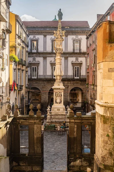Obelisco di San Gennaro, monumentální sloup v historickém centru Neapole, Itálie — Stock fotografie