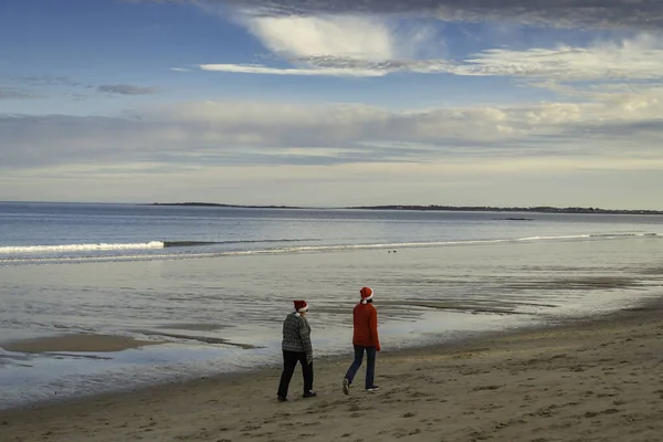 一对夫妇沿着海滨散步的后视镜 — 图库照片