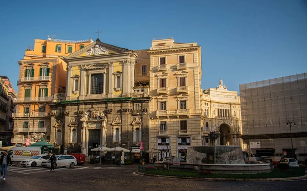 Piazza Trieste e Trento cuenta con una fuente pintoresca y la iglesia de San Ferdinando — Foto de Stock