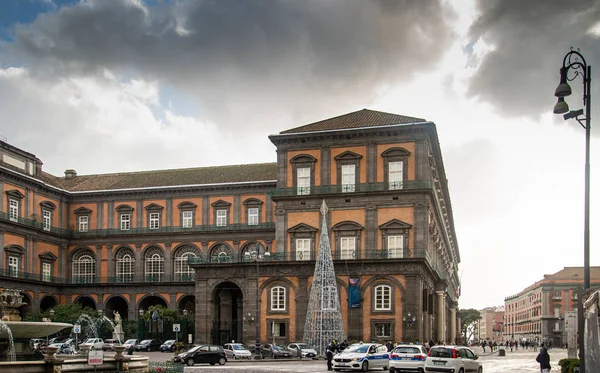 Zicht op Palazzo Reale vanaf Piazza Trieste en Trento, Napels, Italië — Stockfoto