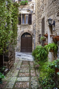 İtalya 'nın Spello şehrinde dar bir sokak.