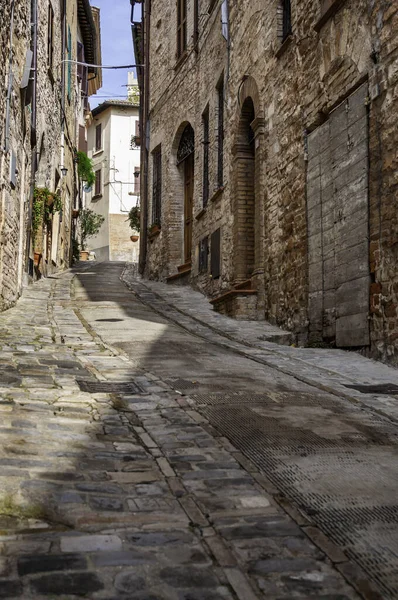 Smal gata i smal ampull i Spello, Italien — Stockfoto