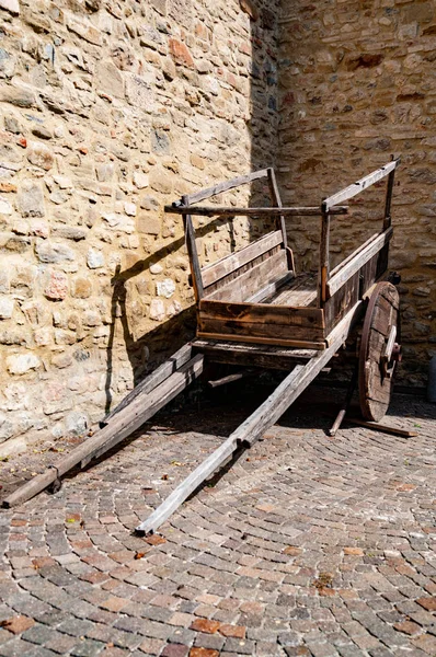 În Spello, Umbria, un cărucior tipic vechi de epocă — Fotografie, imagine de stoc