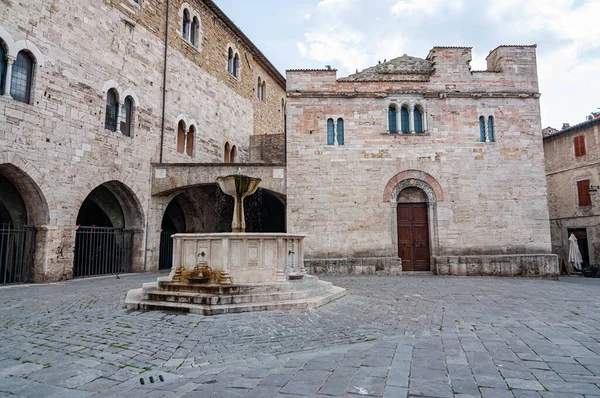 Municipio náměstí v malé viallge Montefalco, Umbria, Itálie — Stock fotografie
