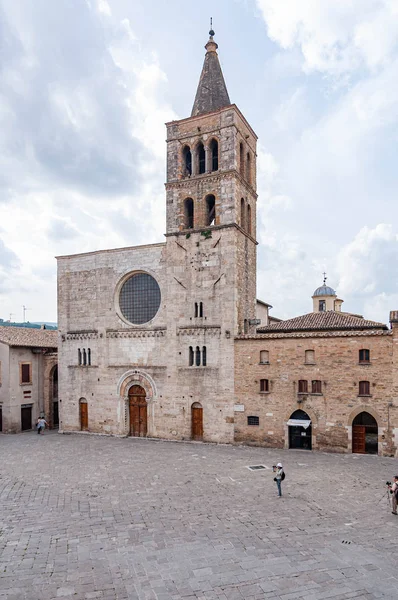 Edificios en el pequeño viallge de Montefalco, Umbría, Italia — Foto de Stock