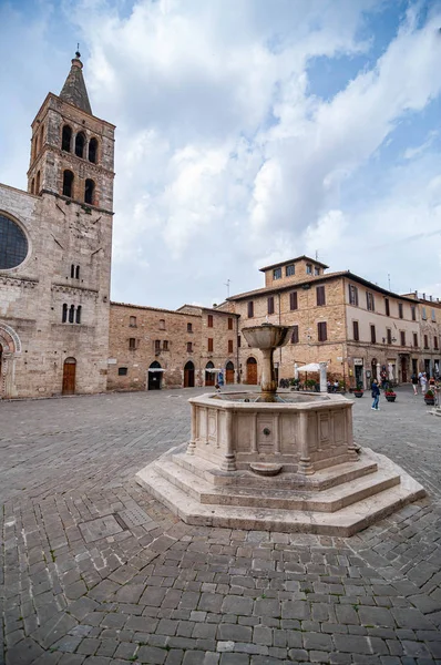 Edificios en el pequeño viallge de Montefalco, Umbría, Italia — Foto de Stock